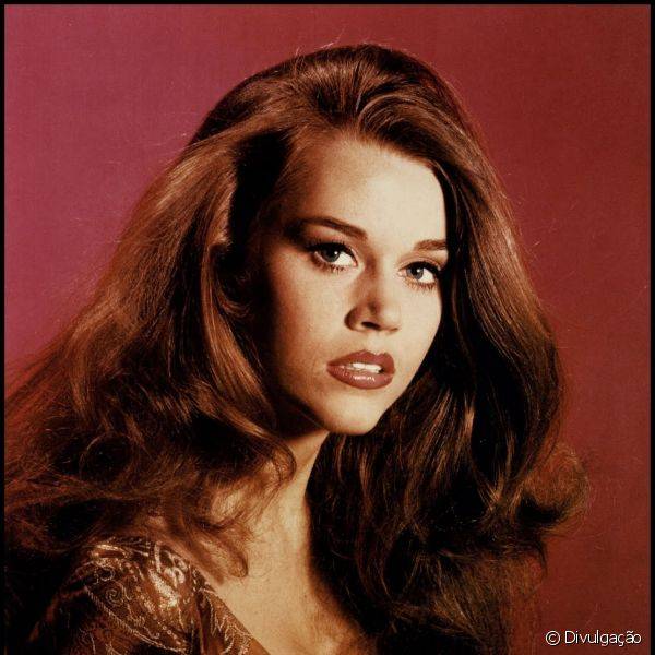 Para esta maquiagem, Jane Fonda apostou no batom vermelho amarronzado com lápis labial marrom